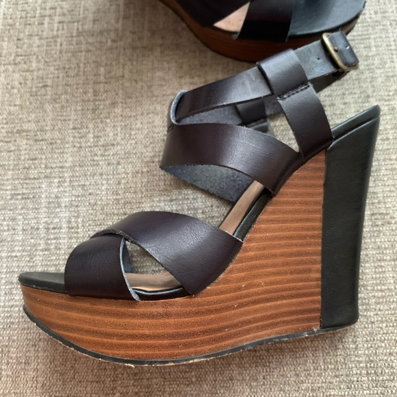 SOLD — ALDO Narducci Wedge - Picture 3 of 10
